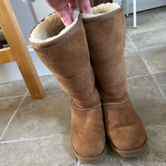 Woman’s chestnut Uggs - Picture 2 of 2